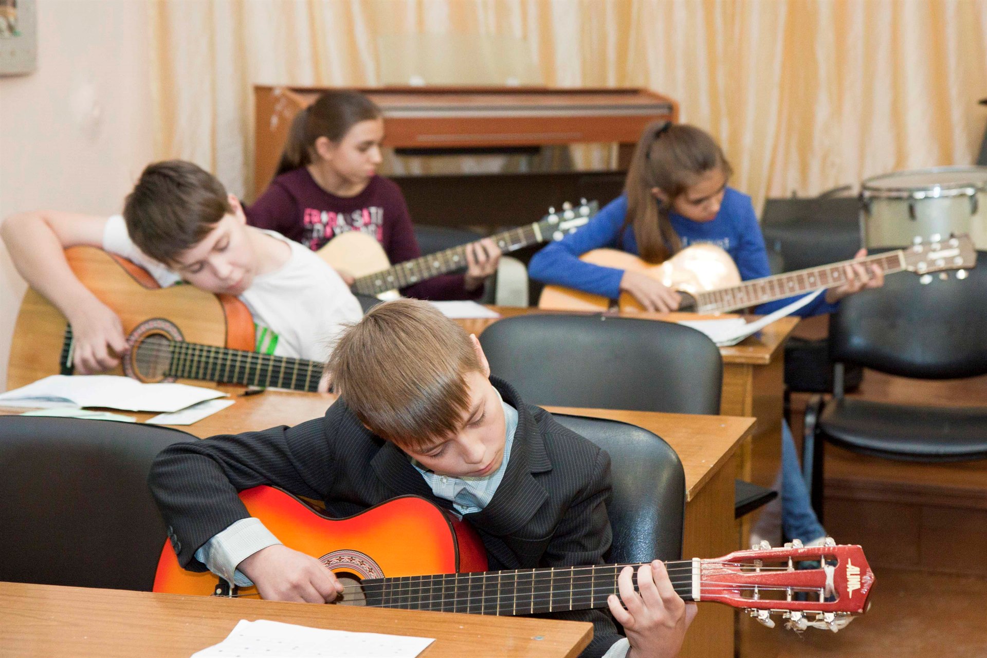 Школа гитара для начинающих. Дети гитаристы. Ученик с гитарой. Уроки гитары. Занятия на гитаре для детей.